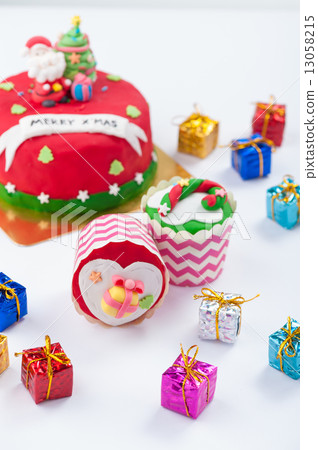 Fondant cake 13058215