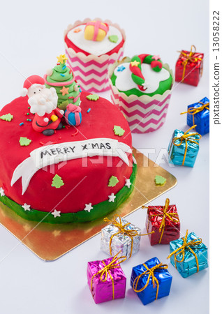Fondant cake 13058222