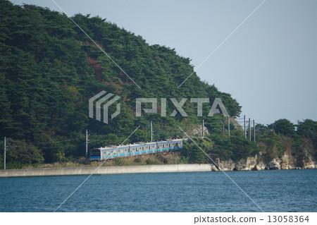 Senseki Line 205 series train traveling along the coastline (before the earthquake/disaster-affected section: Tomei Expressway → Rikuzen-Otsuka) 13058364