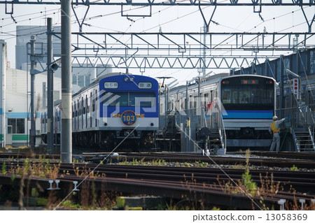 仙台車輛中心宮城野分站停放仙石線103系列和205系列車。 13058369