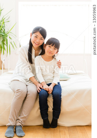 父母在床上放鬆 13059963