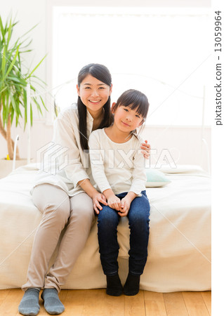 父母在床上放鬆 13059964