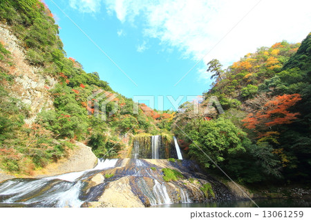 Autumn leaves of Ryumon Falls 13061259