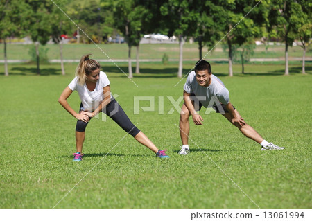 Two foreigners who stretch 13061994