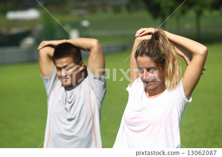 Two foreigners who stretch 13062087