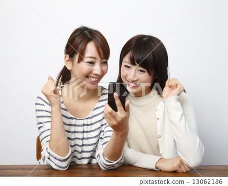 兩個使用智能手機的女性 兩個使用智能手機的女性 13062186