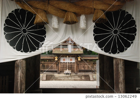 從大門看到的正殿（熊野神社/和歌山縣田邊神社主神社） 13062249
