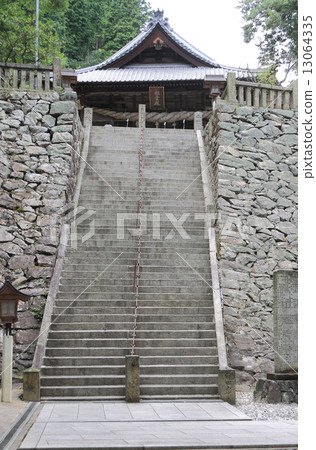Ishigami神社的“Ishinomiya”總部（“青年神社”）和鐵鍊的石階 13064335