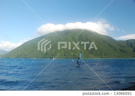 Wind surfing (Lake Motosu / Fujikawaguchiko-machi, Minamitsuru-gun, Yamanashi Prefecture · Minobi-gun, Mobi-cho) 13066891