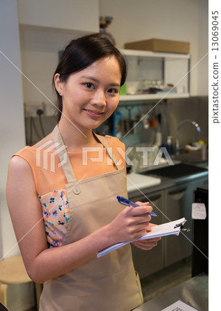 Waitress taking orders 13069045