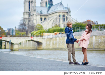 Dating couple on the Seine embankment in Paris 13071994