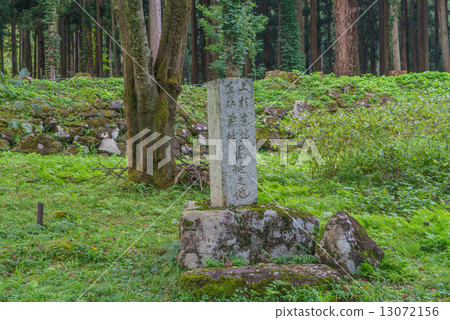石頭紀念碑雕刻與Naesugo Uesugi風景區的出生地在Sakado城堡站點 石頭紀念碑雕刻與Naesugo Uesugi風景區的出生地在Sakado城堡站點 13072156