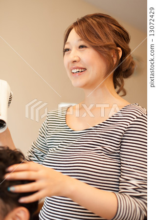 美髮師 理髮師 美女藝術家 13072429