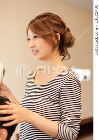 美髮師 理髮師 美女藝術家 13072430