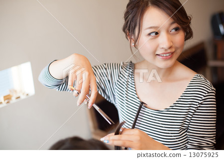 hairdresser, beautician, beauty artist 13075925