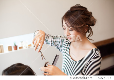 美髮師 理髮師 美女藝術家 13075927