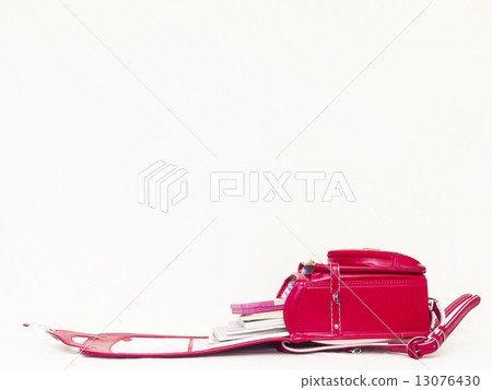 一本帶有書包的學校教科書 13076430