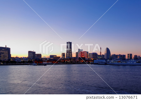 日落的Minato Mirai和富士山的橫濱 13076671
