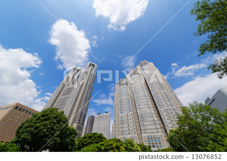東京都政府大樓與藍天蔓延和周圍的景觀 東京都政府大樓與藍天蔓延和周圍的景觀 13076852
