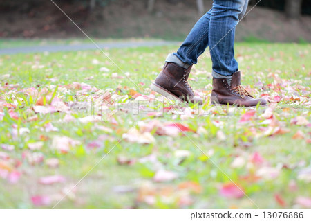 走在落葉附近的男人的腳 13076886