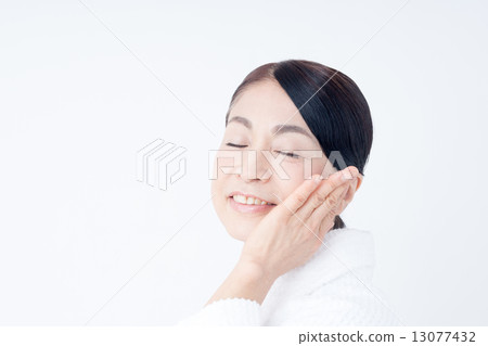 Senior women 13077432