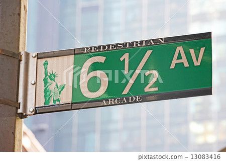 Manhattan's street display 13083416
