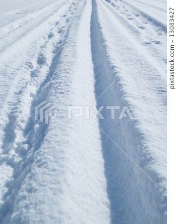 Snow background (rut) 13083427