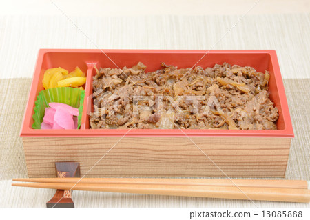 美味的牛肉盒午餐 13085888