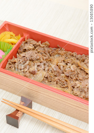 美味的牛肉盒午餐 13085890