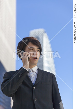 Businessmen using smartphones 13086207