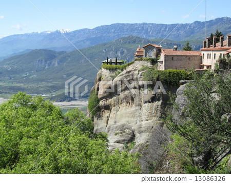 婦女的米特奧拉修道院建在懸崖上 婦女的米特奧拉修道院建在懸崖上 13086326