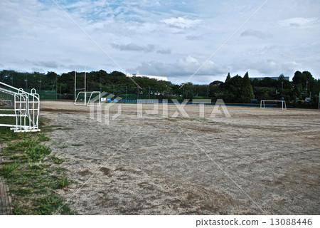 An empty schoolyard (Yachiyo High School grounds / 1-1-1 Katsutadai Minami, Yachiyo City, Chiba Prefecture) 13088446