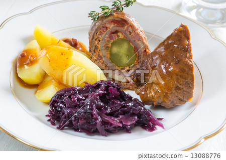 Roulade of beef with potatoes and red cabbage 13088776