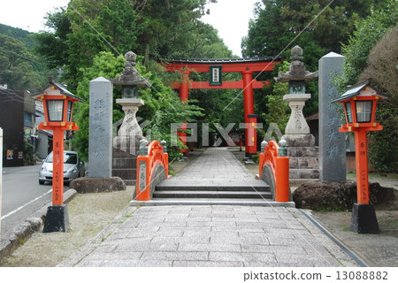 Kumano Hayatake Taisha Shrine的走道·鳥居(和歌山縣新宮市新宮) Kumano Hayatake Taisha Shrine的走道·鳥居(和歌山縣新宮市新宮) 13088882