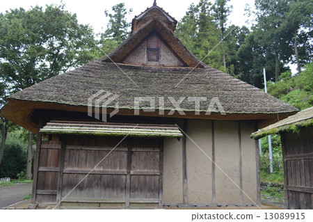 A house with a roofed roof 13089915