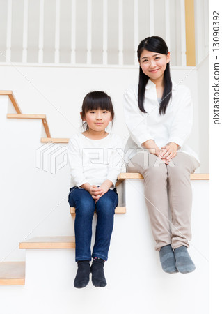 父母和孩子在樓梯上放鬆 13090392