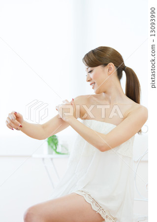 有皮膚的一名美麗的婦女 13093990