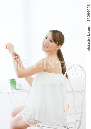 有皮膚的一名美麗的婦女 13094008