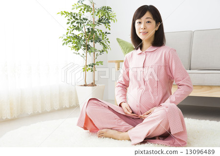 Pregnant women who do yoga Pregnant women who do yoga 13096489