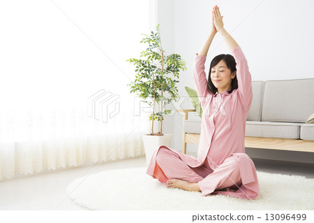 Pregnant women who do yoga 13096499