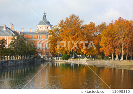 The royal palace of Aranjuez and the Tahoe River 13098310