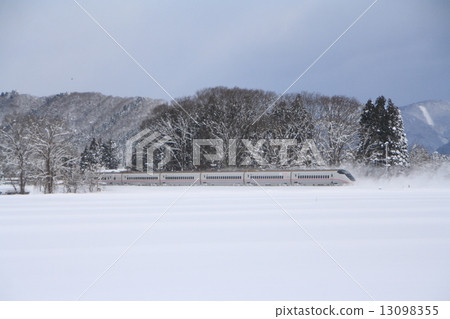 E3系列秋田新幹線小町在雪地上運行結束 13098355