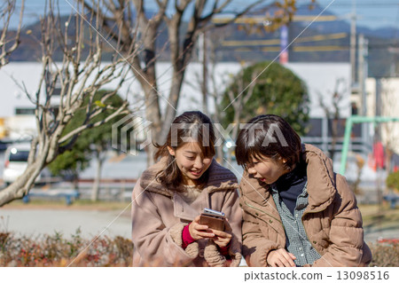 觀看智能手機的婦女 13098516