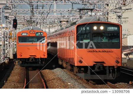 [O] 全橙色的大阪環狀線103系列列車和201系列列車 13098706