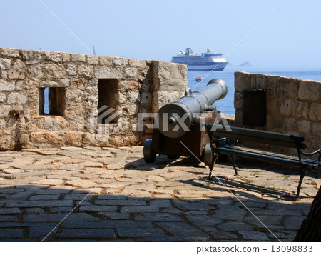 Old cannon and cruise ship in Dubrovnik 13098833