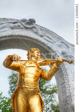 Johann Strauss statue at Stadtpark in Vienna 13099061