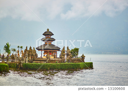 Balinese water palace on Bratan lake 13100608