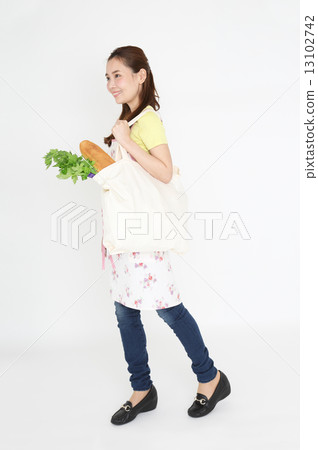 Housewife shopping Housewife shopping 13102742