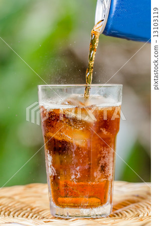 glass of cola with ice 13103119
