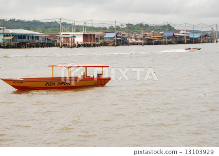 Brunei River / Seaplane Village (Kampong Ayl) (Bandar Seri Begawan / Brunei) 13103929
